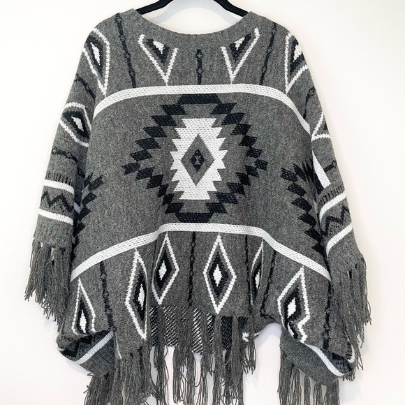 Double Zero NWOT Gray Aztec Pattern Poncho with Fringe size S - Picture 2 of 3